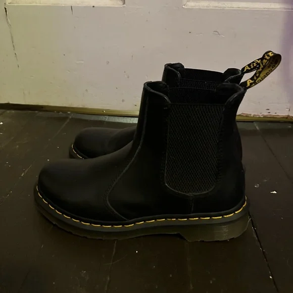 Doc Marten Chelsea Boot - Picture 2 of 6